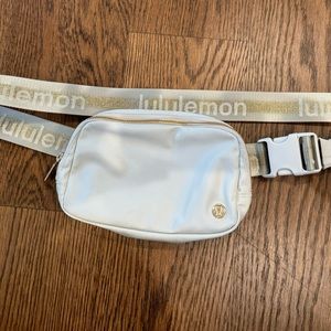 Lululemon “everywhere belt bag”